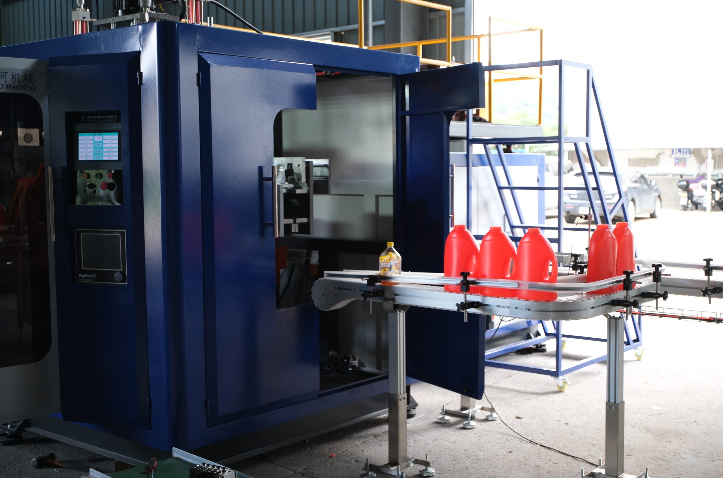 Extrusion blowing machine in Argentia